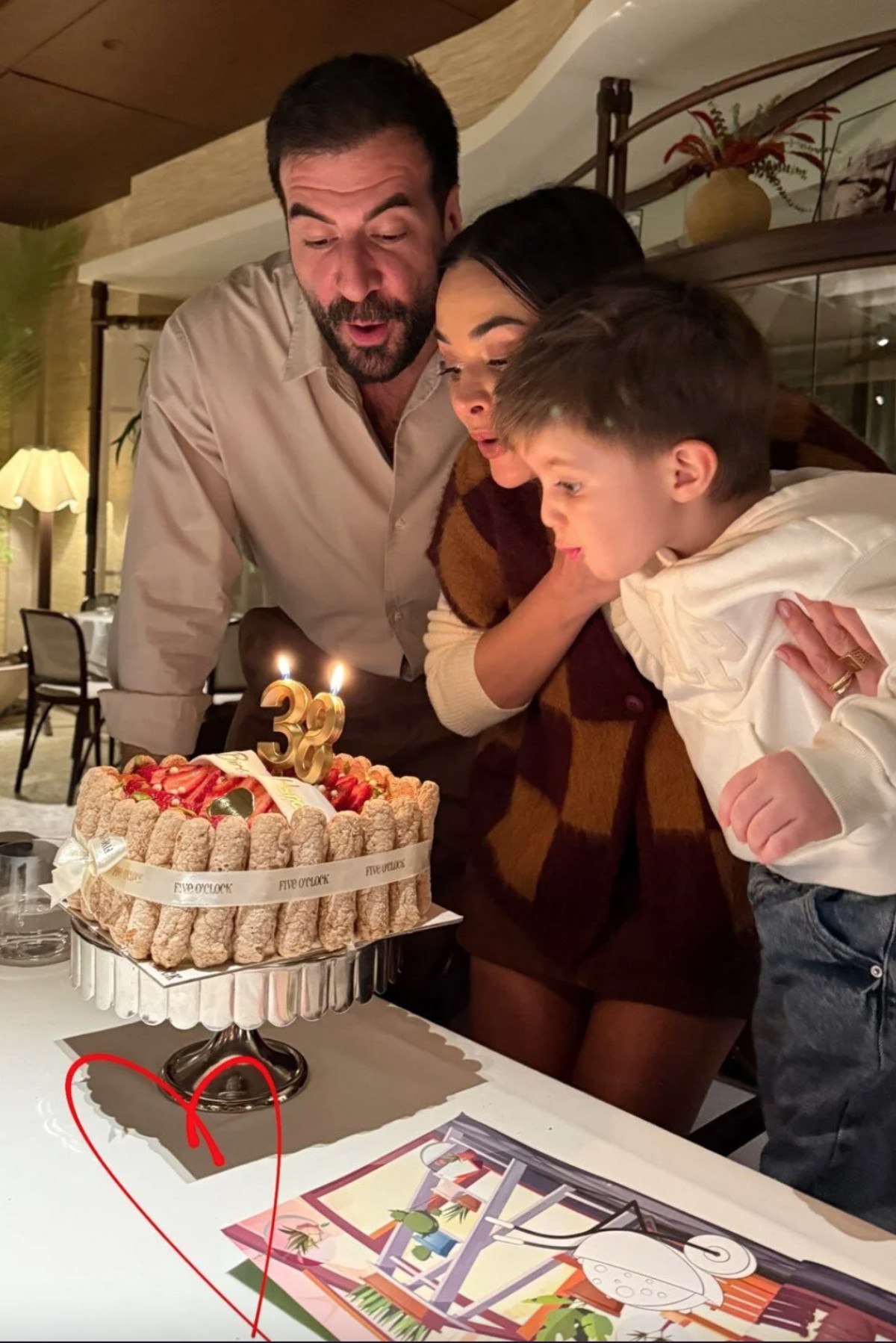 Oyuncu Hande Soral 38 yaşına girdi! Aile arasında kutlama yaptılar 1 oyuncu hande soral 38 yasina girdi aile arasinda kutlama yaptilar 0 ug4v1eI7