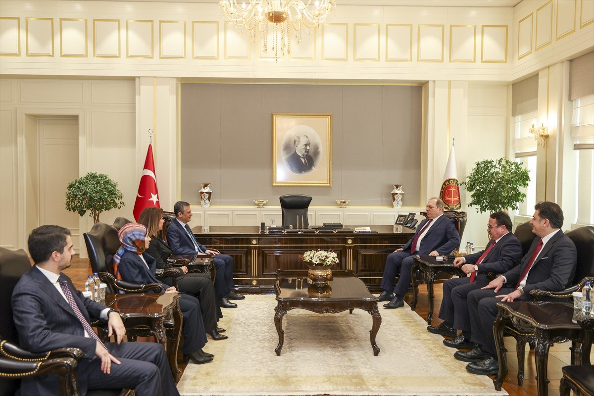 ozgur ozelden yargitay baskani omer kerkeze ziyaret 0 32eyDwVY