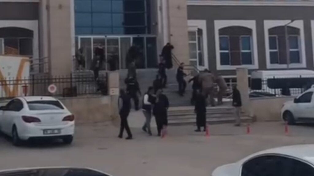 sanliurfada husumetli aileler adliye onunde kavga etti 16 yarali Cmu78hhH