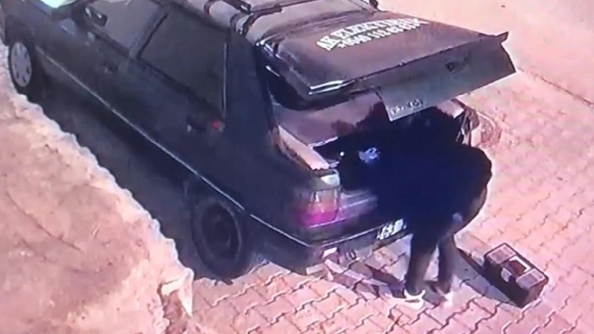 sanliurfada park halindeki otomobilden hirsizlik kameraya yansidi 0 56HX2mdO