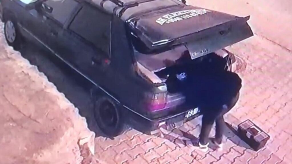 sanliurfada park halindeki otomobilden hirsizlik kameraya yansidi 27YG3TJN