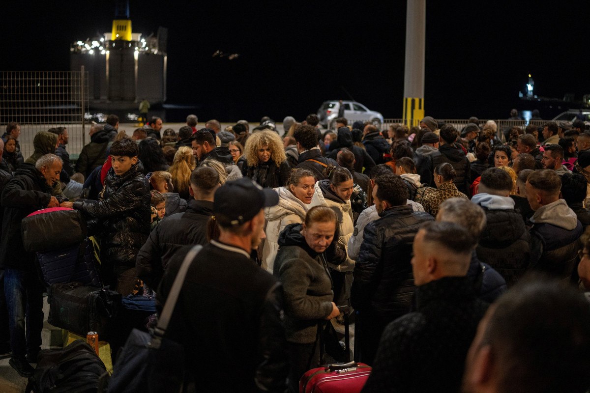 santorini adasindan buyuk kacis geceden beri limanda yogunluk suruyor 1 FbUHm5UY