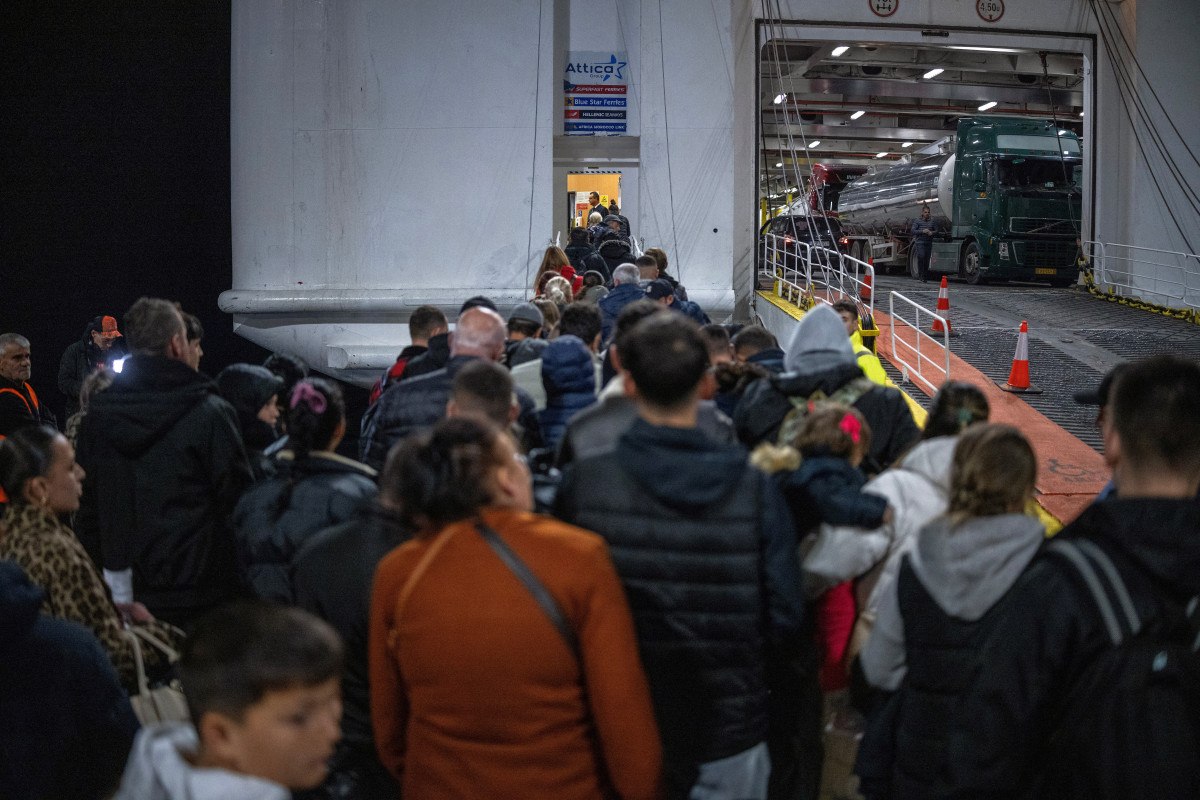 santorini adasindan buyuk kacis geceden beri limanda yogunluk suruyor 7