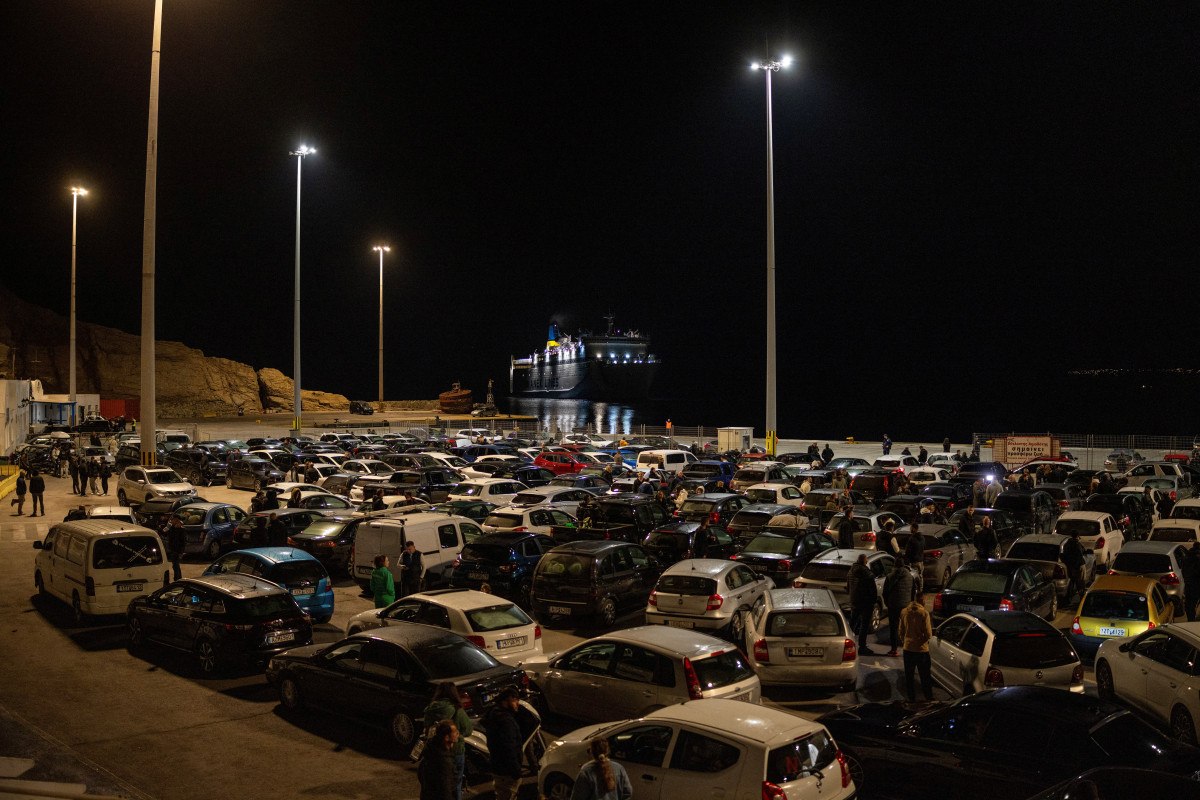 santorini adasindan buyuk kacis geceden beri limanda yogunluk suruyor 8 4n9Bu2V3