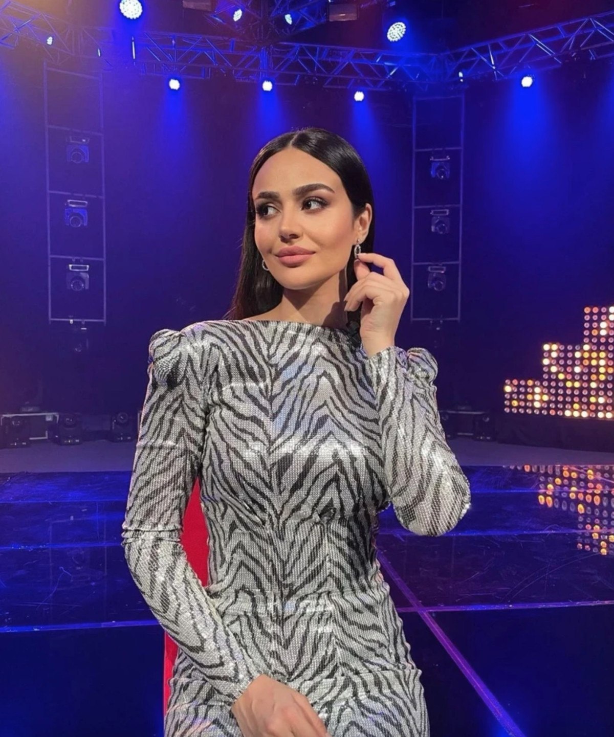 sarkici elif buse dogan yeni imajiyla dikkat cekiyor degisen tarzi cok begenildi 2 2WHkTCTE