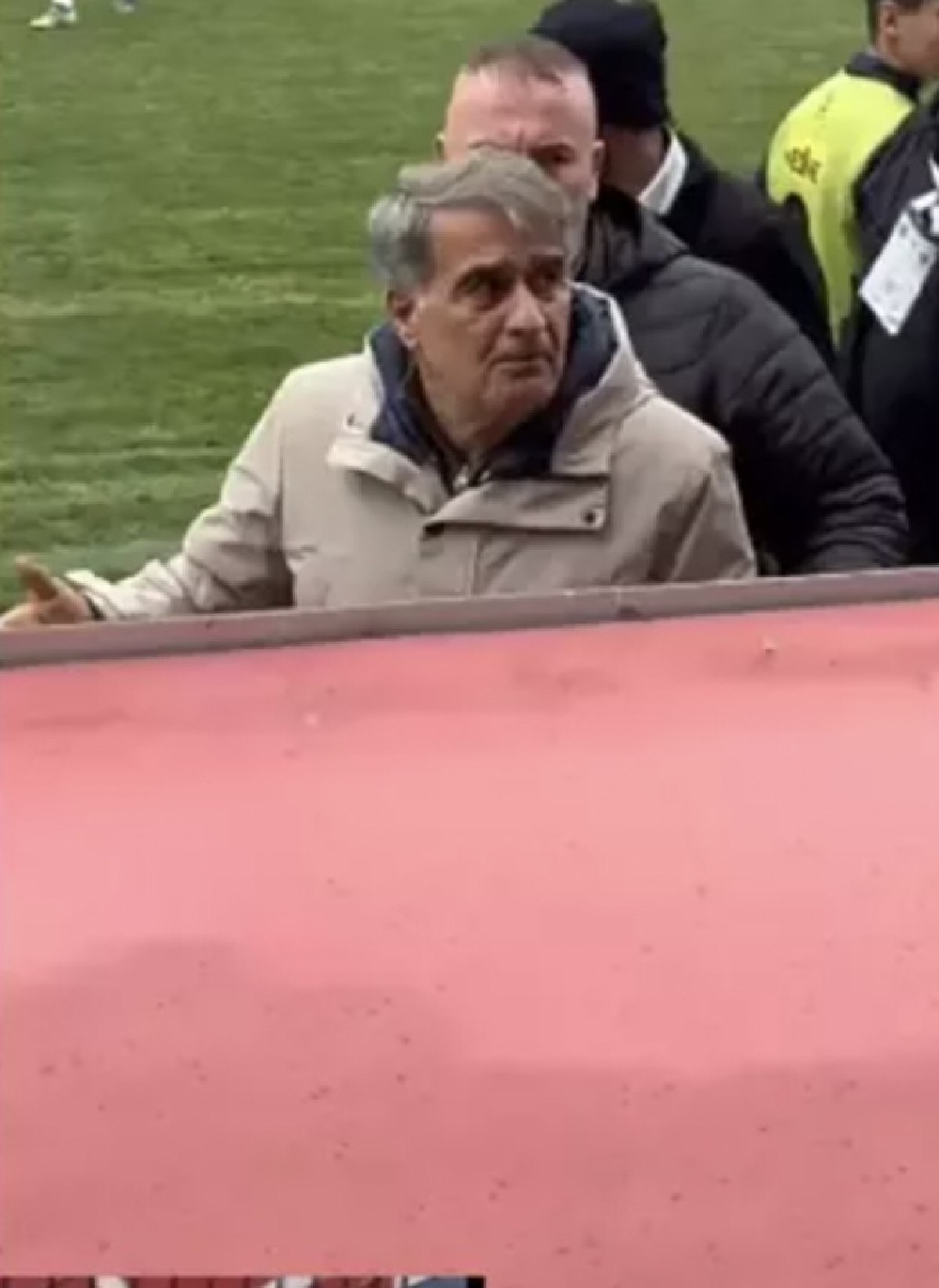 Şenol Güneş'e Hatay'da 'deprem' tepkisi: Taraftarlarla tartıştı 2 senol gunese hatayda deprem tepkisi taraftarlarla tartisti 1 qQeYFrn7