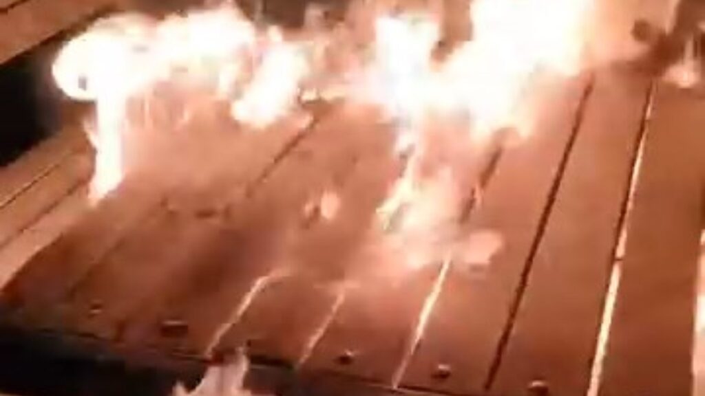 siirtte parkta vandalizm bank ve masayi atese verdiler R5POGbhm