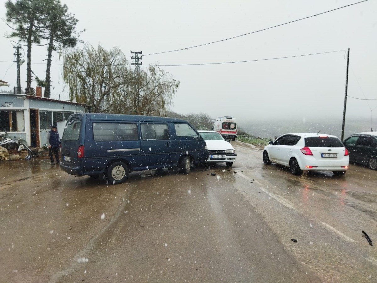 sinopta minibus ile otomobil carpisti 2 yarali 0 AfIAEBIH