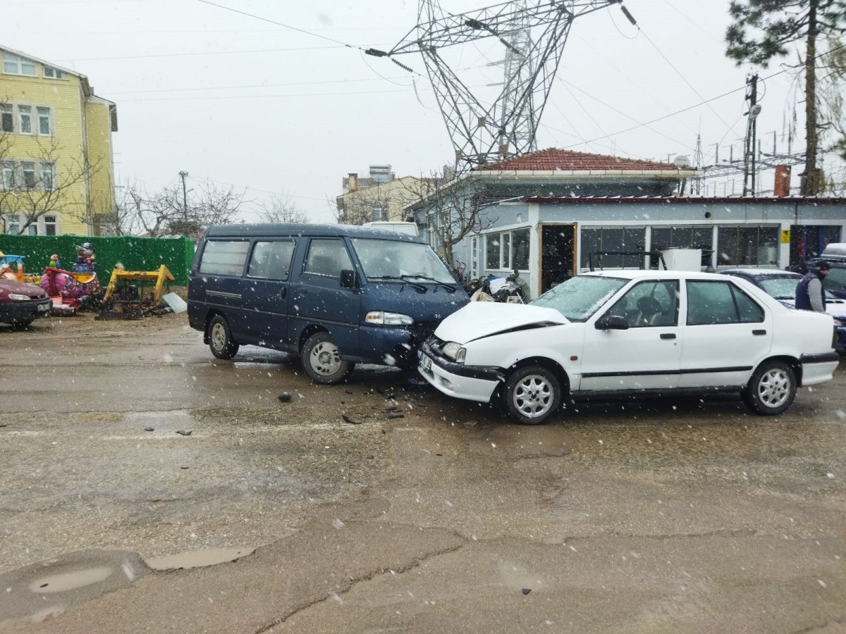 sinopta minibus ile otomobil carpisti 2 yarali 1 lkbHPvRU