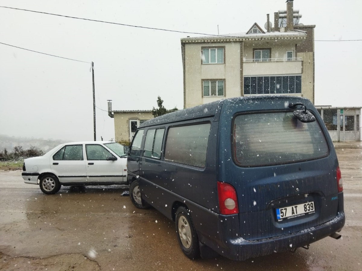 sinopta minibus ile otomobil carpisti 2 yarali 2 NsSQhU3h