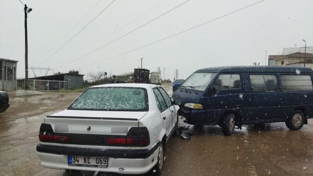 sinopta minibus ile otomobil carpisti 2 yarali Abd5knhl