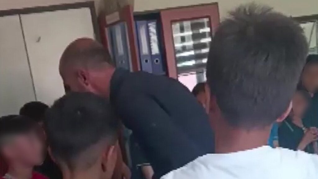 sirnakta ogrencilere siddet uygulayan okul muduru aciga alindi uDbgz9Zy