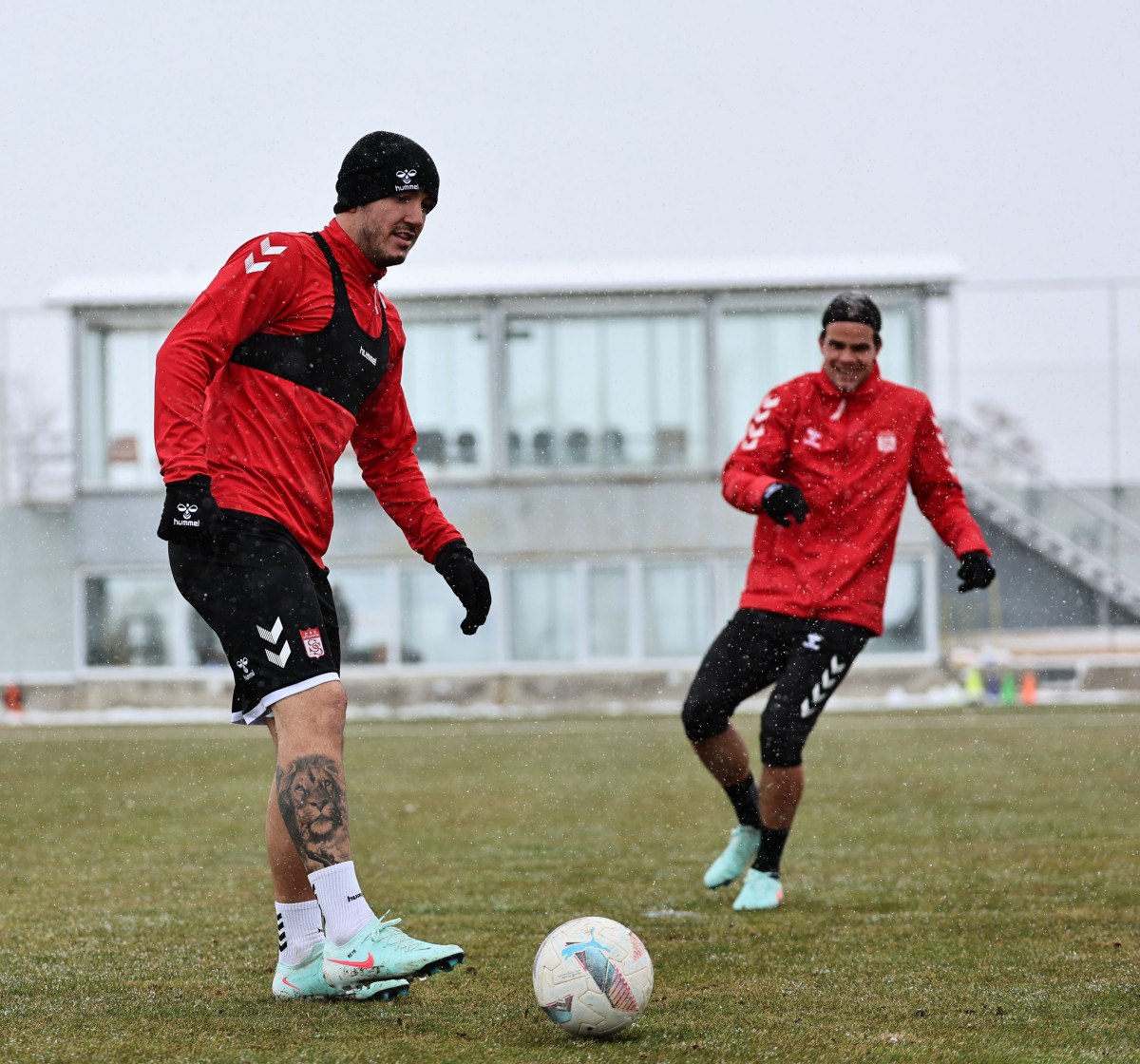 Sivasspor, kar yağışı altında Beşiktaş maçına hazırlanıyor 4 sivasspor kar yagisi altinda besiktas macina hazirlaniyor 3 KsAbNkf3