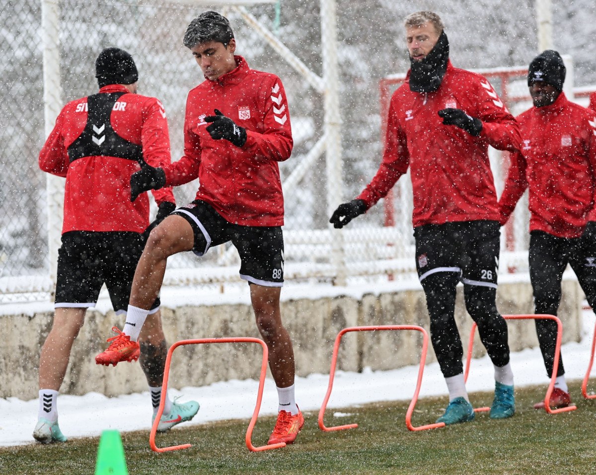 Sivasspor, kar yağışı altında Beşiktaş maçına hazırlanıyor 5 sivasspor kar yagisi altinda besiktas macina hazirlaniyor 4 XBbKl3qP