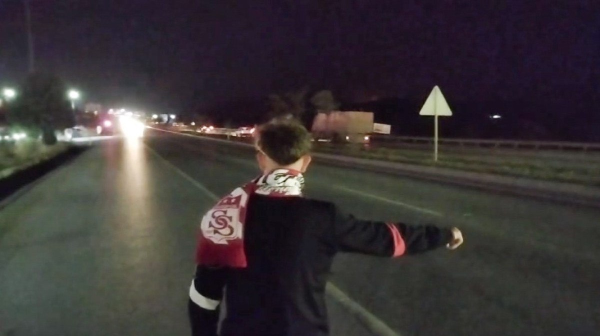 sivassporlu iki futbolsever otostopla istanbula gitti 1 JAwNcUT2