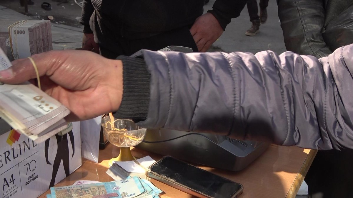 Suriye lirası, dolar karşısında değer kazanmaya devam ediyor 2 suriye lirasi dolar karsisinda deger kazanmaya devam ediyor 1 KZlmPBn2