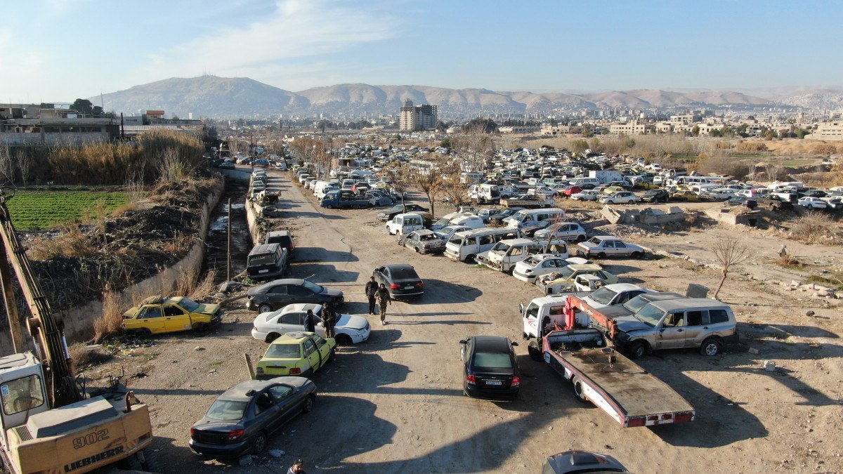 suriyede esad rejiminin el koydugu binlerce arac curumeye terk edildi 4 ji6BUNcd