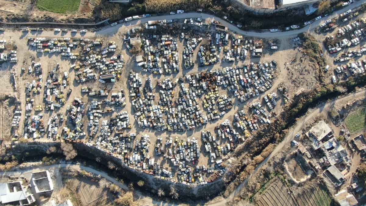 suriyede esad rejiminin el koydugu binlerce arac curumeye terk edildi 5 CkIJNiSI