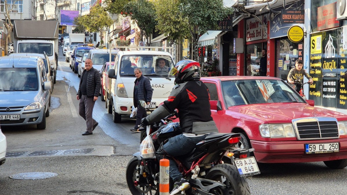 tekirdagda dar sokaklarda trafik karmasasi 3