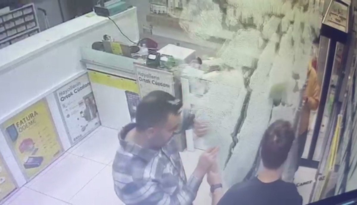 Tokat'ta tamir edilmek istenen cam kapı tuzla buz oldu 1 tokatta tamir edilmek istenen cam kapi tuzla buz oldu 0 B9HlrtrH