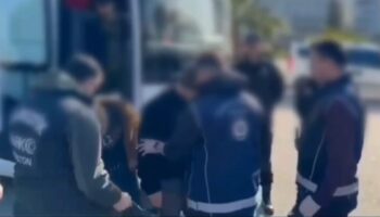 trabzonda otobusun gizli bolmesinden 26 gocmen cikti Hj8RBVxS