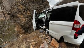 tuncelide kayaya carpan aractaki bir kisi oldu 6 kisi hastanede 6jm4brAj