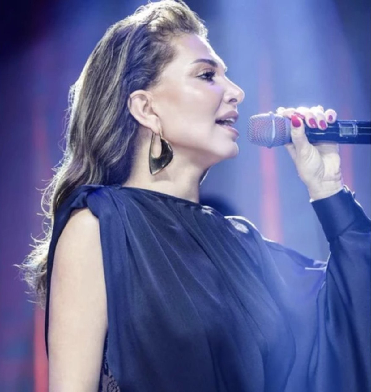 unlu sarkici ebru yasarin verdigi konser cok konusuldu 2 g2tyKT4a