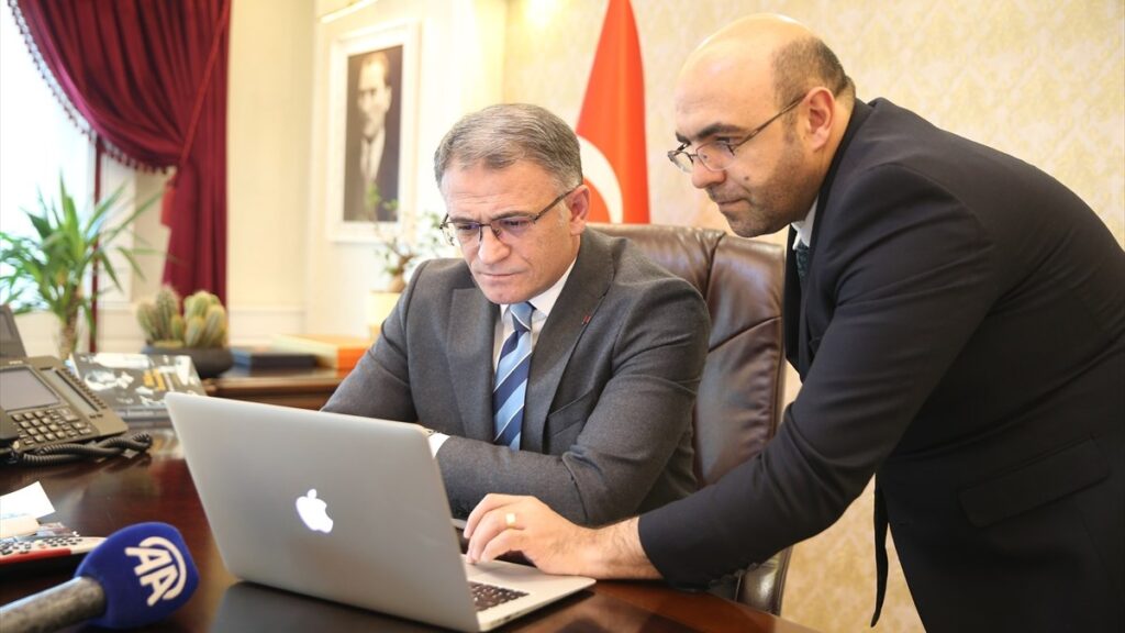 van valisi ozan balci aanin yilin kareleri oylamasinda 5 secim yapti yfy39RYJ