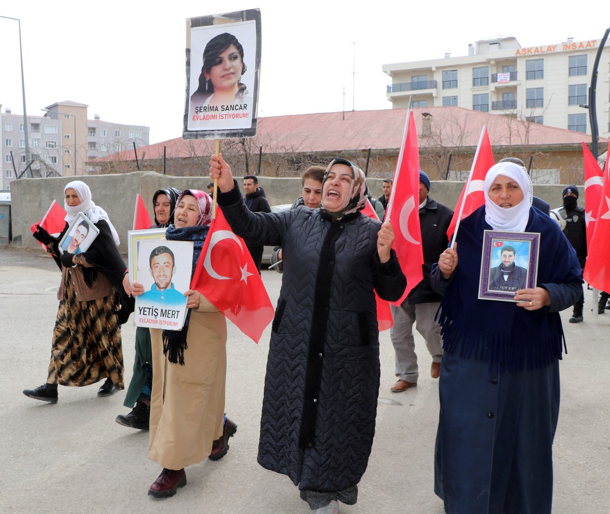 vanda oglu pkk tarafindan kacirilan anne oldugune inanmiyorum beni duyuyorsan teslim ol 1 fQ9qpIZK