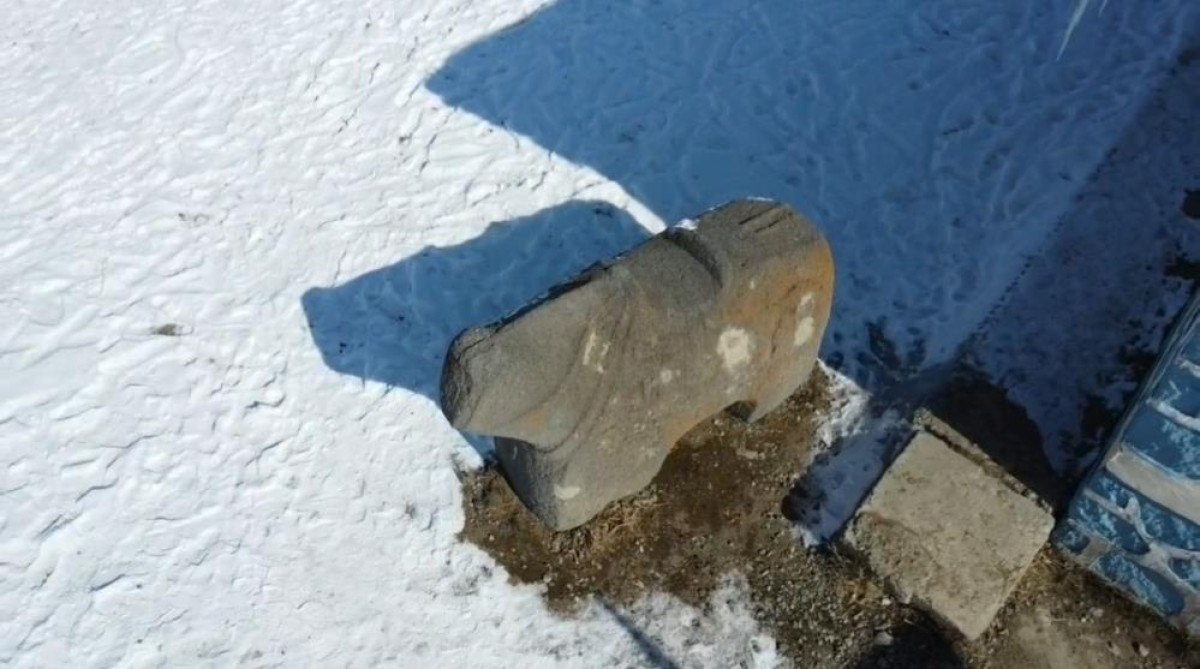 vanda tarihi eser at heykeli eski muhtara zimmetlendi 0 YKUj6Ut7