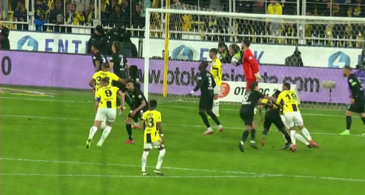 var uyardi rizespor kirmizi gordu fenerbahce penalti kazandi 2 M21A5Sk2