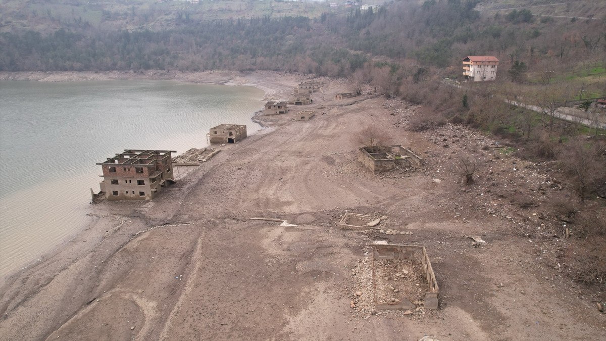 Zonguldak'ta Kızılcapınar Barajı'nda suyun azalmasıyla köy ortaya çıktı 1 zonguldakta kizilcapinar barajinda suyun azalmasiyla koy ortaya cikti 0 rLJks94s