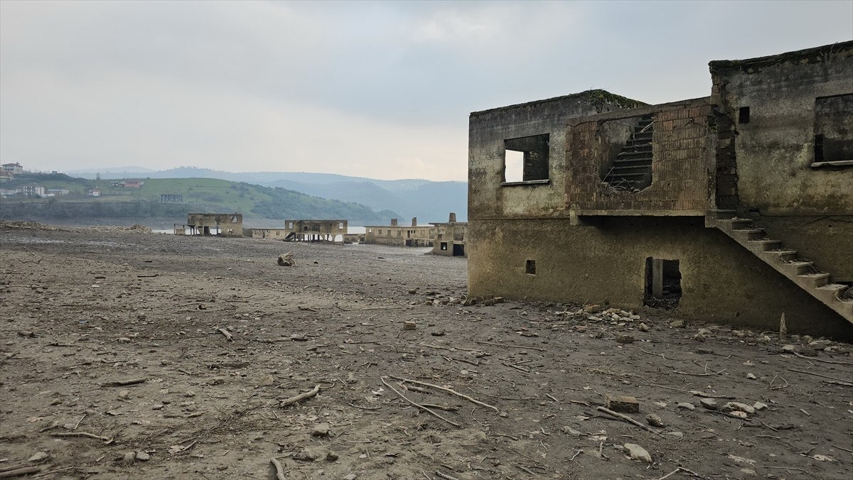 Zonguldak'ta Kızılcapınar Barajı'nda suyun azalmasıyla köy ortaya çıktı 4 zonguldakta kizilcapinar barajinda suyun azalmasiyla koy ortaya cikti 3 C5ZfGffw