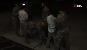 abdye kacak giren suclu gocmenlerin guantanamoya goturuldugu anlar 74cVrjrT