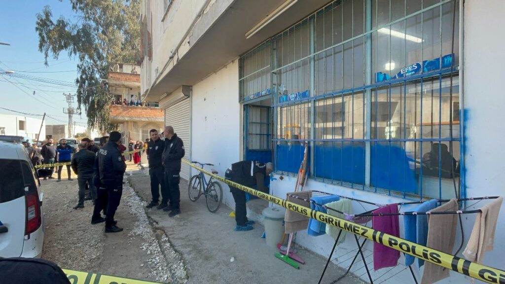 adanada arkadasinin dukkaninda olduruldu f8gkVN37