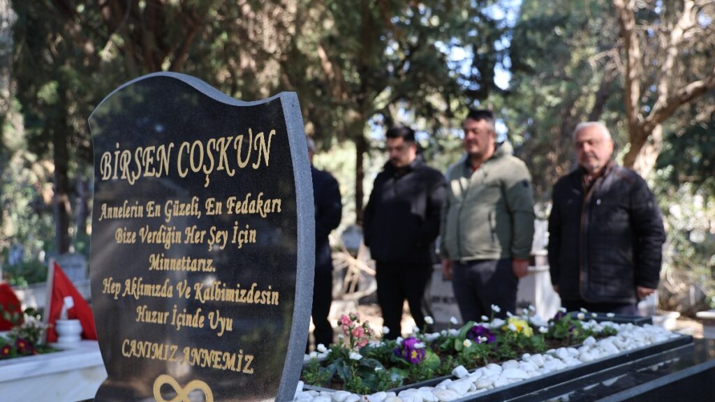 adanada depremde olenler anildi sevdiklerimizi deprem degil binalar oldurdu CRJw4GNQ