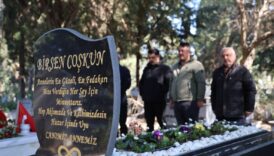 adanada depremde olenler anildi sevdiklerimizi deprem degil binalar oldurdu CRJw4GNQ