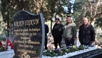 adanada depremde olenler anildi sevdiklerimizi deprem degil binalar oldurdu CRJw4GNQ