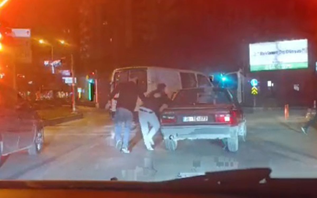 adanada kamyonetle otomobilin onunu kesip 2 kisiyi darbettiler 0 a7vK4Tb9