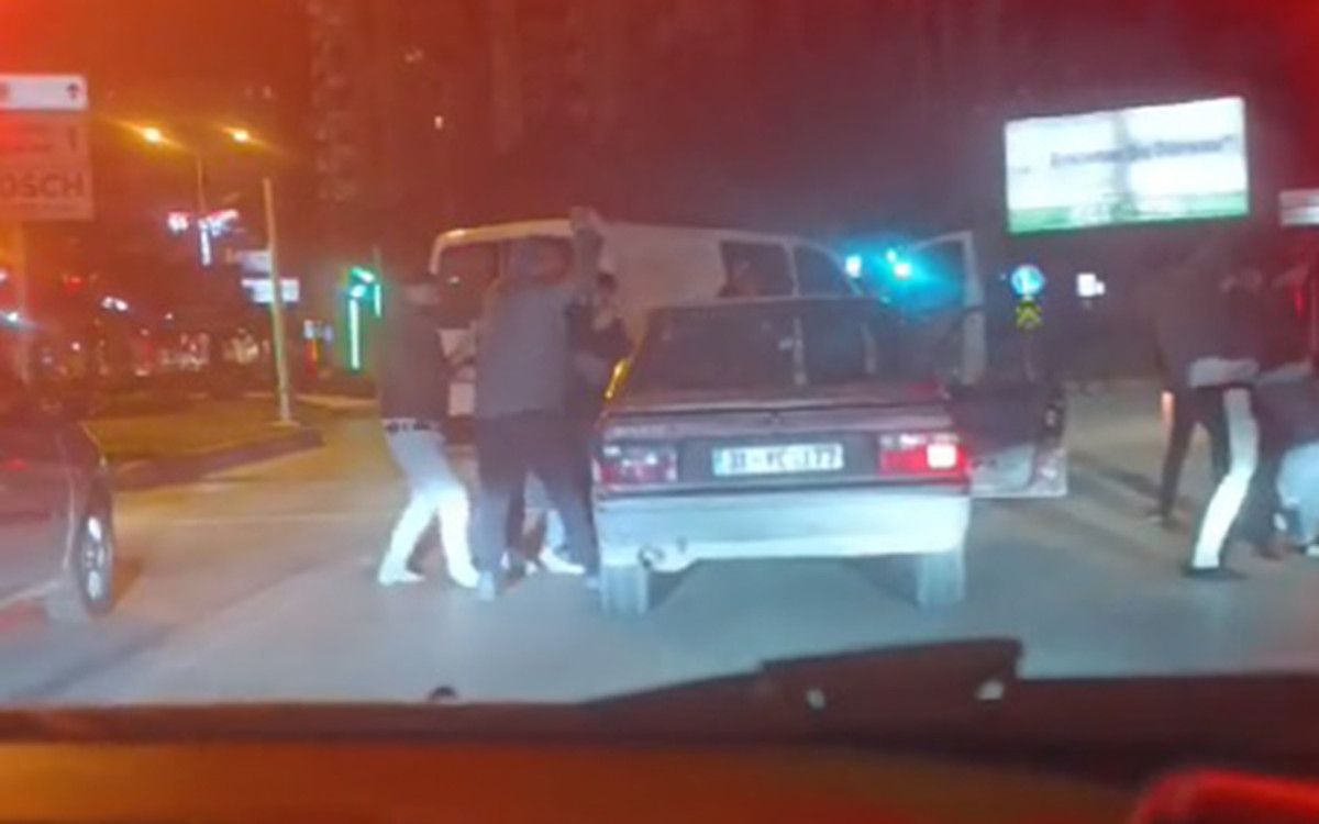 adanada kamyonetle otomobilin onunu kesip 2 kisiyi darbettiler 1