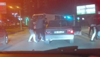 adanada kamyonetle otomobilin onunu kesip 2 kisiyi darbettiler Qi2dZzqh