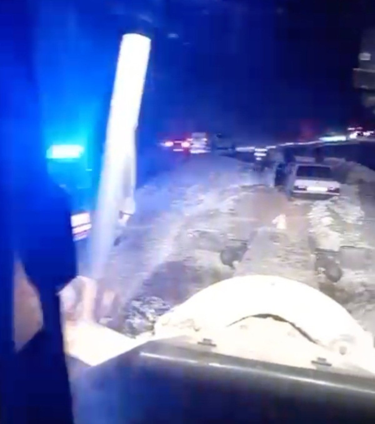 adanada karda mahsur kalan 9 kisi kurtarildi 0 fB23nVGE