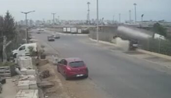 adanada su tankeri alisveris merkezinin otoparkina devrildi caMVm4GQ