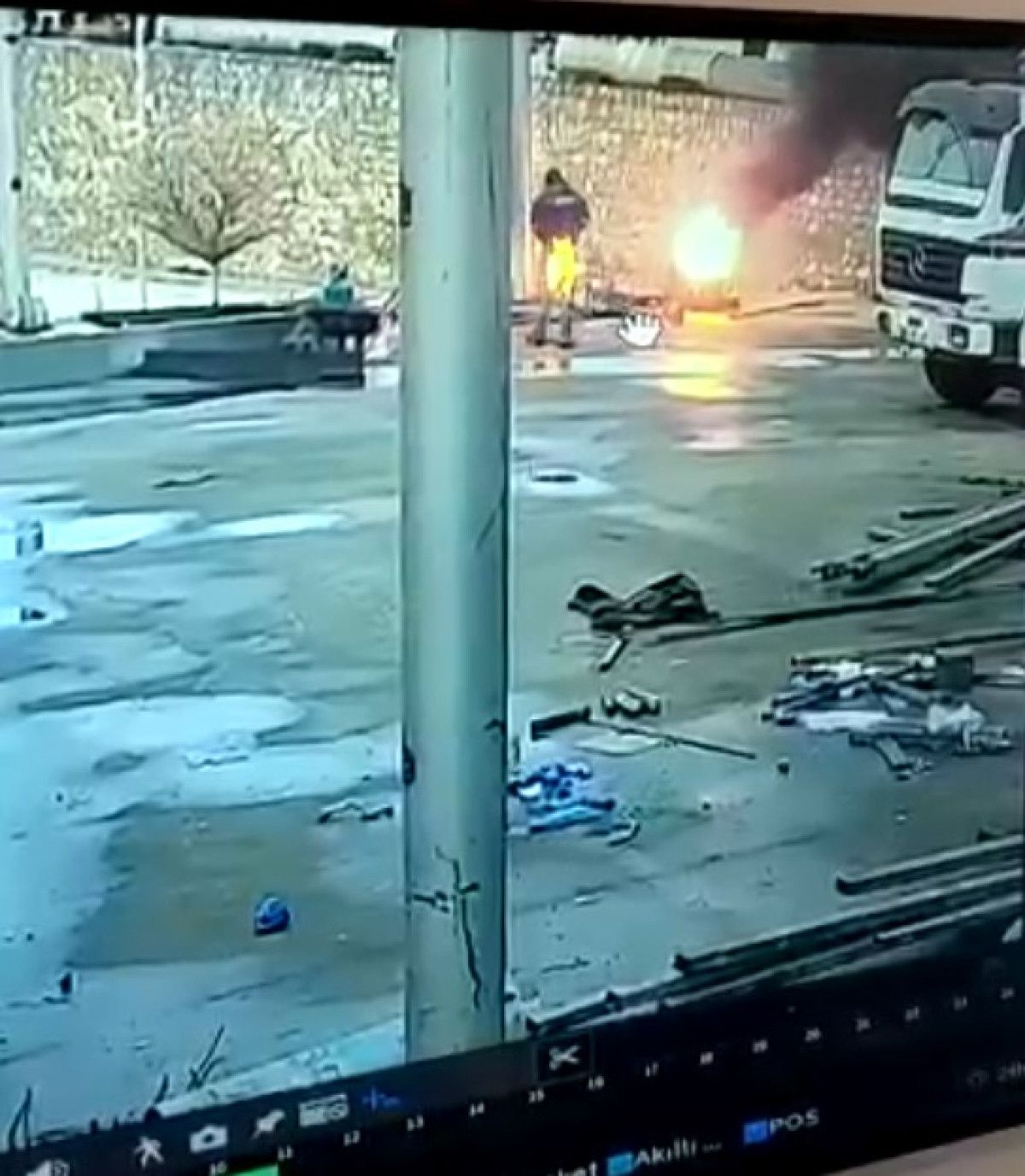 adanada varildeki ateste isinmaya calisirken pantolonu tutustu 0 mt7ZLFDv