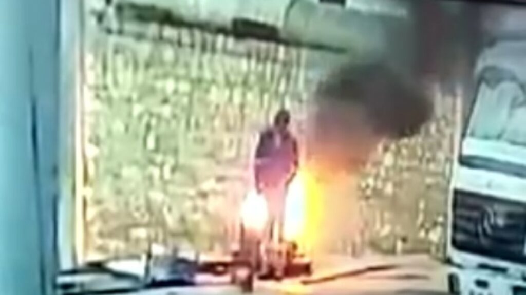 adanada varildeki ateste isinmaya calisirken pantolonu tutustu z95QxtfZ