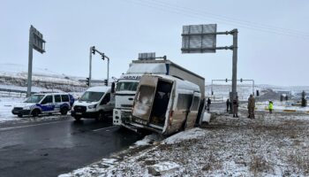 agrida minibus ile tir carpisti 8 yarali p7dXeVjh