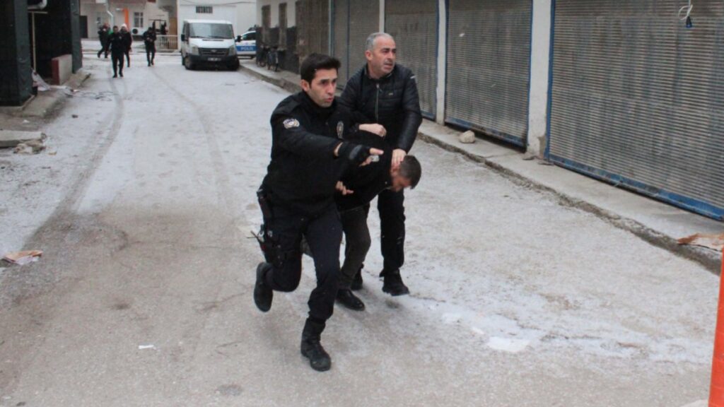 aksarayda akrabasini tufekle yaraladi evine girerken yakalandi p1PPllfZ