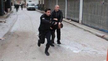 aksarayda akrabasini tufekle yaraladi evine girerken yakalandi p1PPllfZ