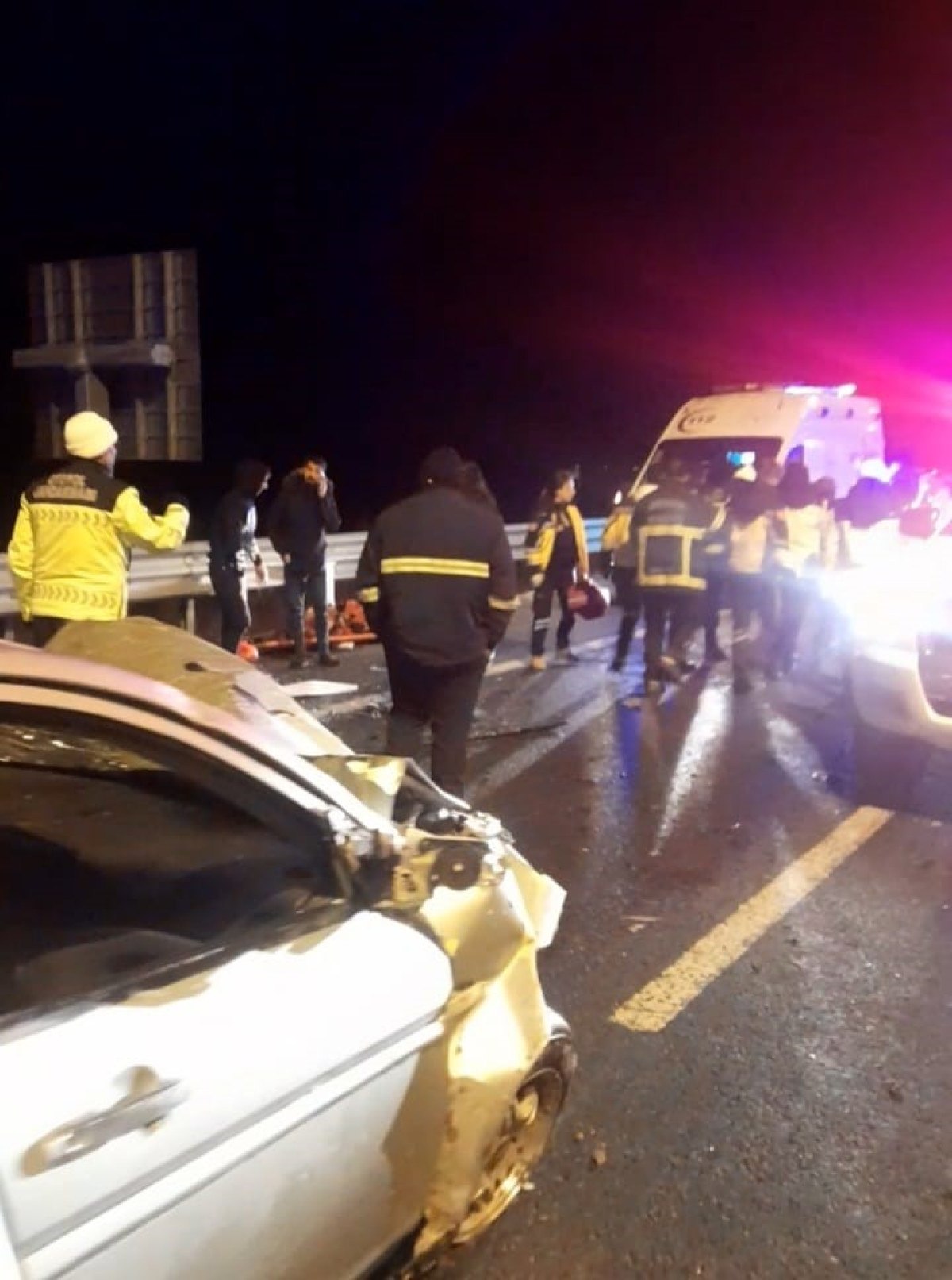 Aksaray'da lastiği patlayan kamyonete otomobil çarptı 3 aksarayda lastigi patlayan kamyonete otomobil carpti 2 eIptitZS