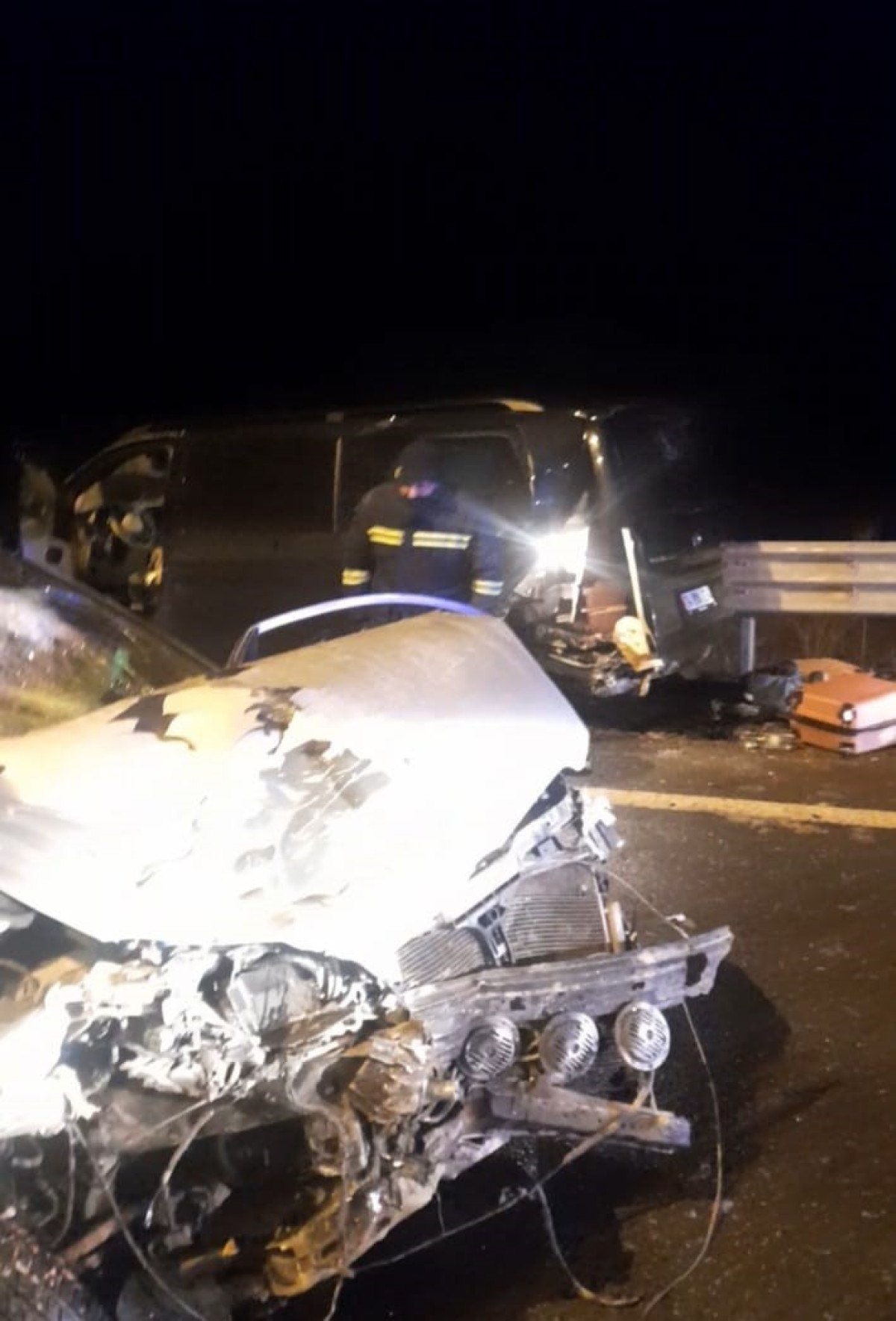 aksarayda lastigi patlayan kamyonete otomobil carpti 3 Ba5Tahg2